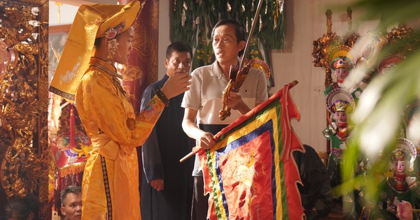 NSƯT Hoài Linh làm "người hầu đồng"