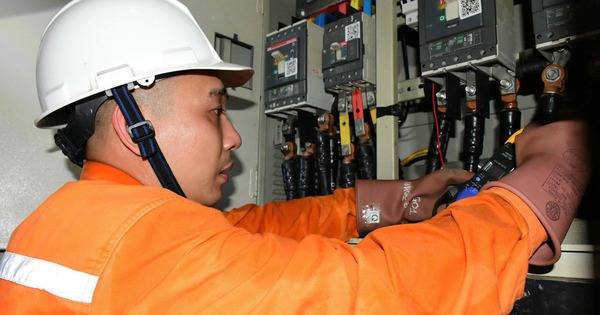 Một số nơi ở "chảo lửa" 40 độ C tại Hà Nội mất điện, người dân mang con tới nhà họ hàng "sơ tán"