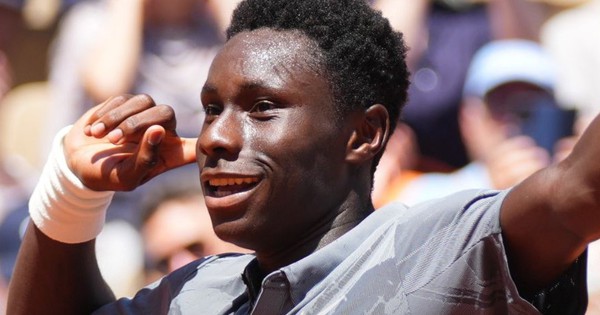 Tay vợt 17 tuổi, Moise Kouame viết tiếp câu chuyện cổ tích ở Roland Garros sau 5 set đấu