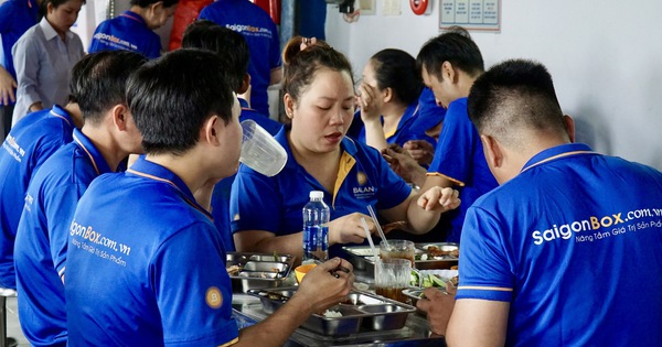 Xã Bình Hưng, TPHCM: Công nhân ấm lòng với “Bữa cơm Công đoàn”