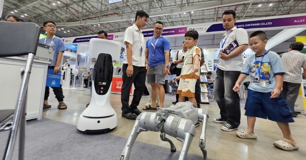 Robot, đồ công nghệ Trung Quốc giá rẻ đổ bộ TPHCM, khách tham quan ùn ùn trải nghiệm