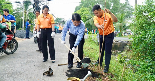 Xã Bình Chánh, TPHCM: Người dân hào hứng hưởng ứng Tết trồng cây