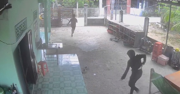 CLIP: Táo tợn vào sân trộm xe, rút hung khí đe doạ chủ nhà