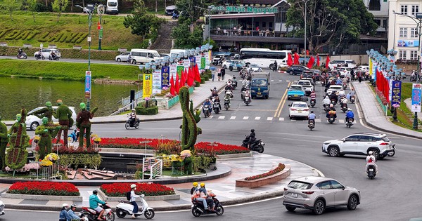 Kết thúc kỳ nghỉ lễ 30-4 và 1-5, du khách thong thả rời Đà Lạt