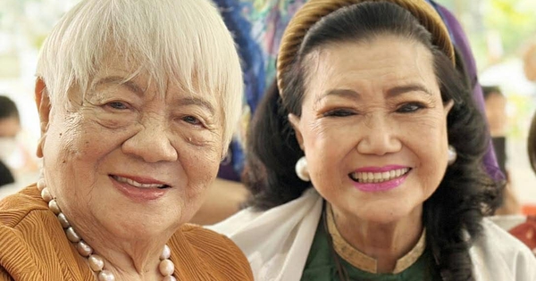 Kỳ nữ Kim Cương chúc mừng đạo diễn Xuân Phượng, ngòi bút "trẻ" 97 tuổi ra sách mới