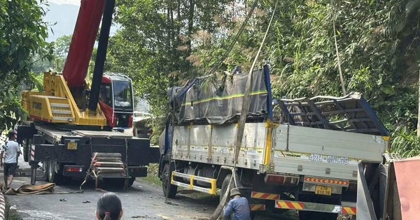 Lật xe tải trên đèo Violak, 2 người chết, 1 người bị thương nặng