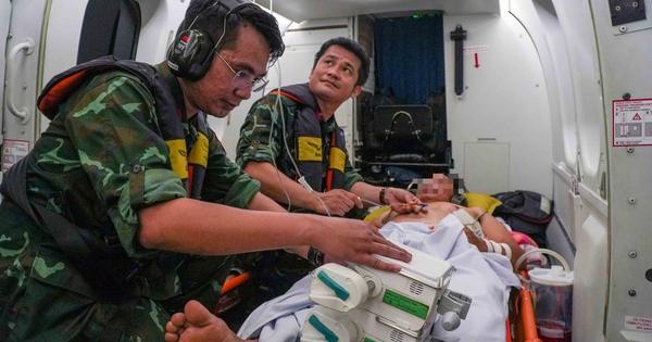 Trực thăng đưa 2 bệnh nhân từ Trường Sa Lớn về đất liền cấp cứu