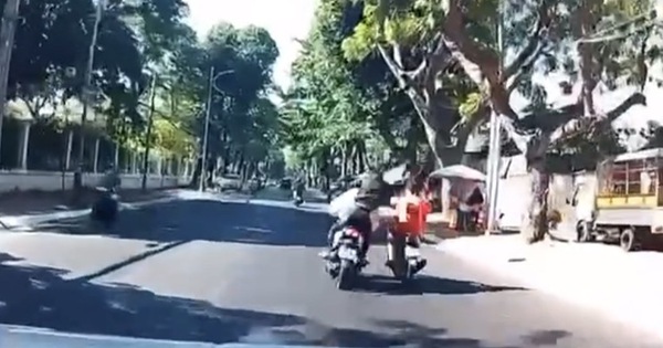 Clip gây phẫn nộ bị đánh từ phía sau, người đàn ông ngã nhào giữa đường