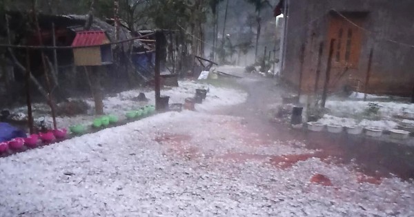 VIDEO: Mưa đá trắng trời, dông, lốc bay nhà, 5 người bị thương
