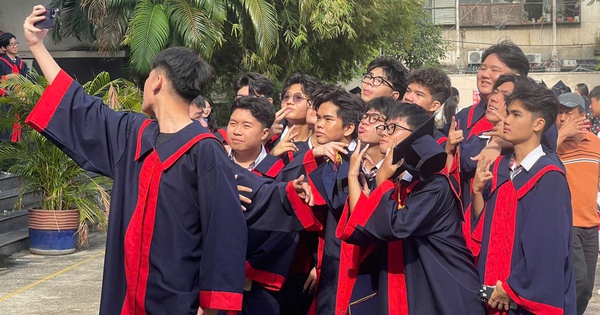 Thầy cô tự dựng tiết mục nhảy tặng học trò