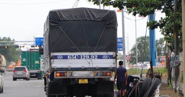 Tiệm sửa xe ngay trên đường dẫn cao tốc TPHCM - Trung Lương
