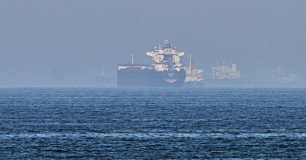 Truyền thông Iran nói tàu chiến Mỹ trúng tên lửa ở eo biển Hormuz, Mỹ lên tiếng