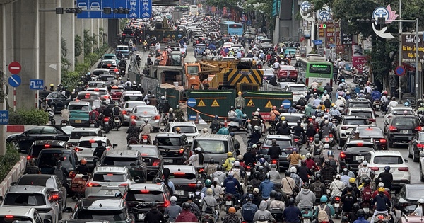 Nhiều điểm giao thông ở Hà Nội ùn tắc trong ngày đầu tiên đi làm trở lại sau kỳ nghỉ lễ