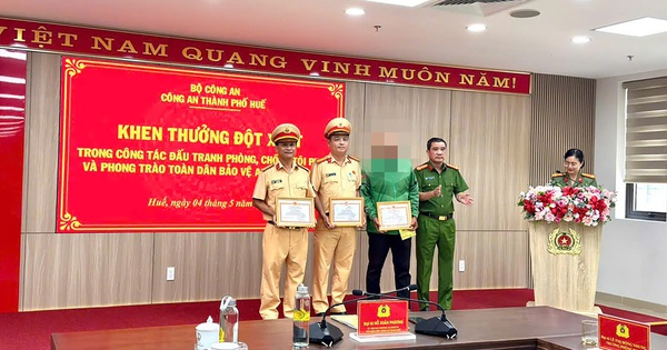 Quật ngã tên trộm ngay giữa cầu, tài xế xe ôm cùng 2 CSGT được khen thưởng