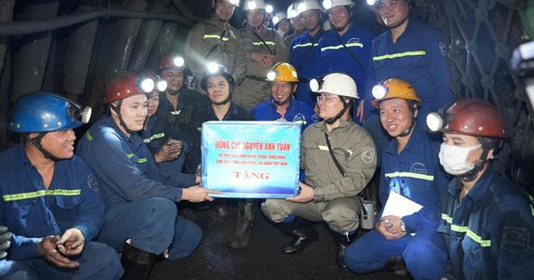 Chủ tịch Tổng LĐLĐ Việt Nam thăm, tặng quà công nhân than đang làm việc dưới hầm lò