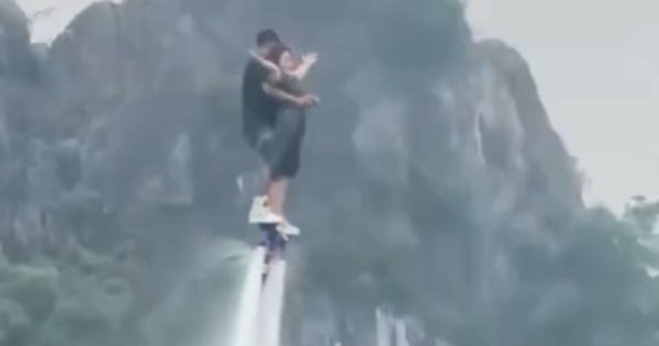 Khách du lịch và vận động viên biểu diễn flyboard chìm xuống hồ ở Ninh Bình