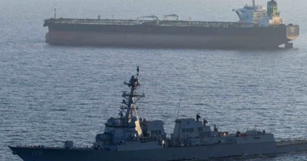 Iran dọa biến Hormuz thành "nghĩa địa tàu chiến Mỹ", siêu tàu dầu Iran thứ 2 vượt phong tỏa