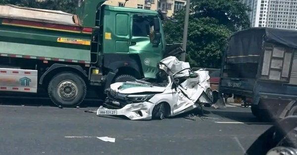 Ô tô bị "vò nát" sau tai nạn liên hoàn, tài xế thoát chết