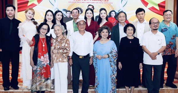 NSND Thanh Hoa tri ân những thanh xuân lặng lẽ của sân khấu âm nhạc tại TP HCM