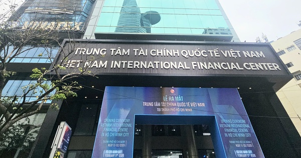 Sếp ngân hàng nói về điện sạch để hút vốn vào Trung tâm tài chính quốc tế
