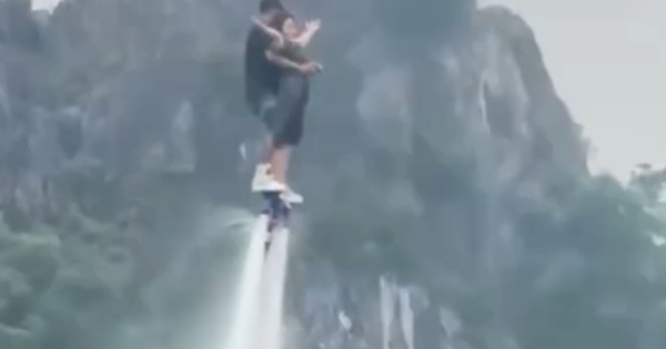 Hé lộ nguyên nhân khiến du khách và vận động viên flyboard chìm xuống hồ khi đang biểu diễn