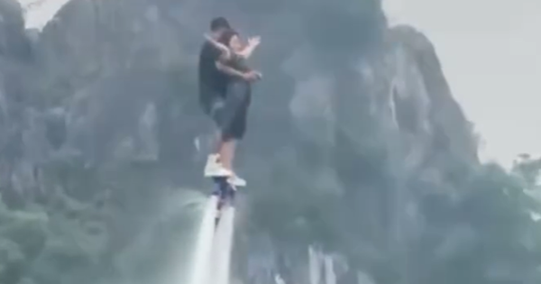 Hé lộ nguyên nhân khiến du khách và vận động viên flyboard chìm xuống hồ khi đang biểu diễn