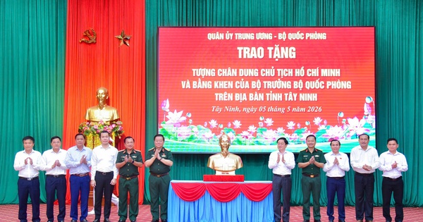 Bộ Quốc phòng tặng 100 tượng chân dung Chủ tịch Hồ Chí Minh tại Tây Ninh