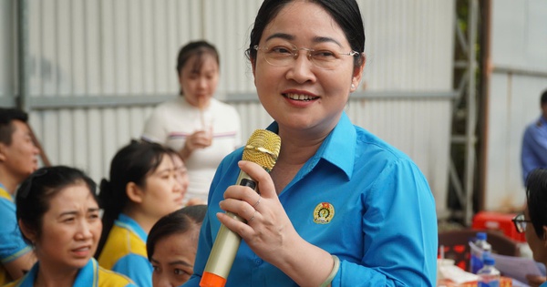 Lắng nghe ý kiến công nhân