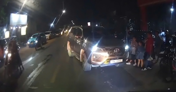 CLIP: Xe con ngang nhiên đậu ngược chiều trên Quốc lộ 29