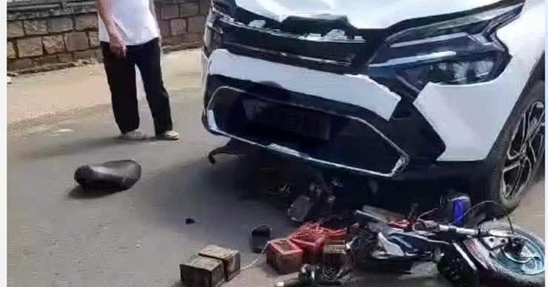 Đắk Lắk: Va chạm giữa xe con và xe đạp điện, 1 học sinh tử vong