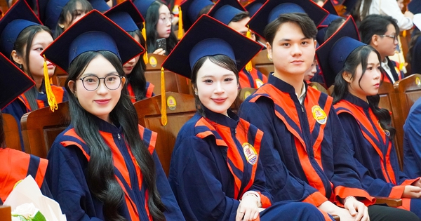 Hơn 800 sinh viên ngành luật đầu tiên tại Huế được đào tạo song ngữ tốt nghiệp