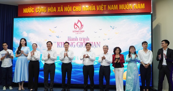 Hoa hậu Lương Thùy Linh làm giám khảo cuộc thi "Sống đẹp" của Báo Thanh Niên