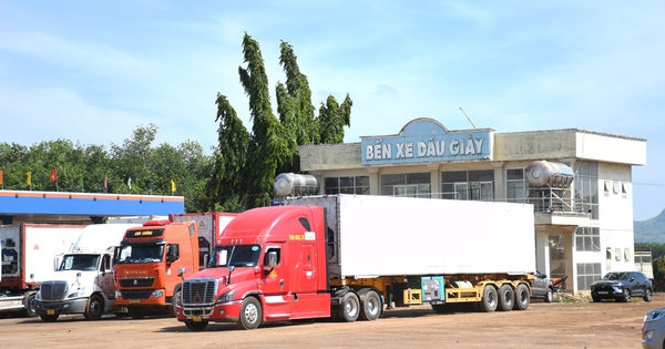 Vụ hàng trăm container sầu riêng ùn ứ: Hình ảnh Bến xe Dầu Giây từ sáng đến trưa 7-5