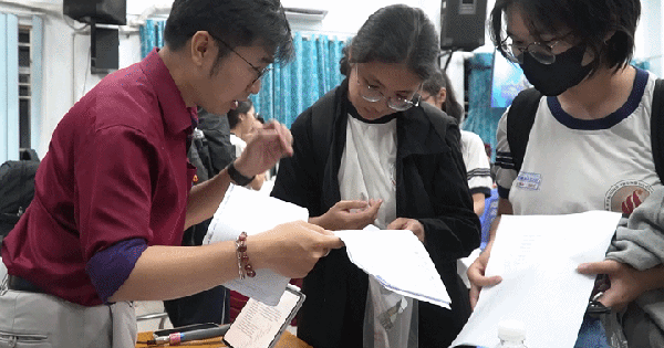 VIDEO: Lớp luyện thi đánh giá năng lực đặc biệt thu hút hơn 300 sĩ tử mỗi tối