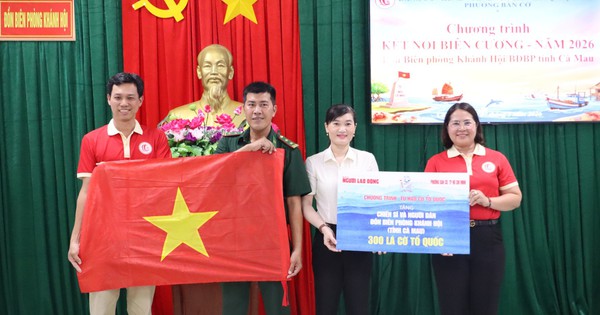 Trao cờ Tổ quốc cho chiến sĩ và người dân khu vực biên giới ở Cà Mau
