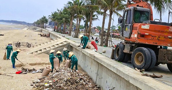 "Bãi chông" ở bãi biển nổi tiếng Thanh Hóa đang được dọn dẹp