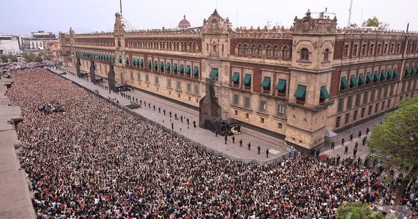 BTS thu hút hơn 50.000 người chào đón khi đến Mexico