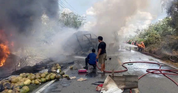 VIDEO: Xe khách đâm trực diện xe bồn chở dầu tại Indonesia, khói lửa kinh hoàng