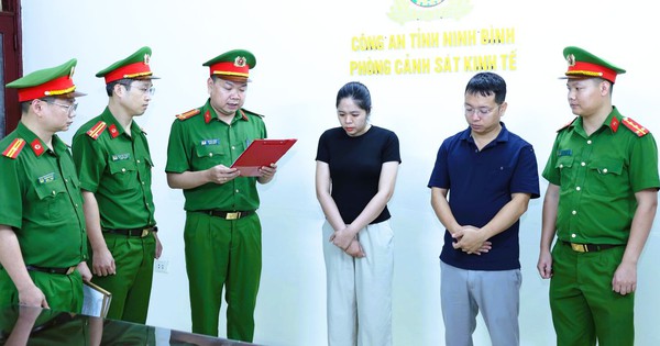 Khởi tố 2 nhân viên công ty đấu giá