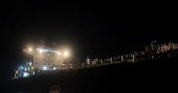 Ông Donald Trump dọa biến Iran thành "vầng sáng khổng lồ", Tehran mở "chiến dịch đặc biệt"