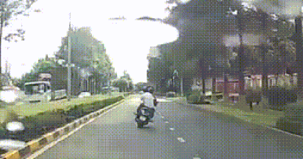 Clip ghi lại cảnh nam thanh niên chở bạn "làm xiếc" trên đường