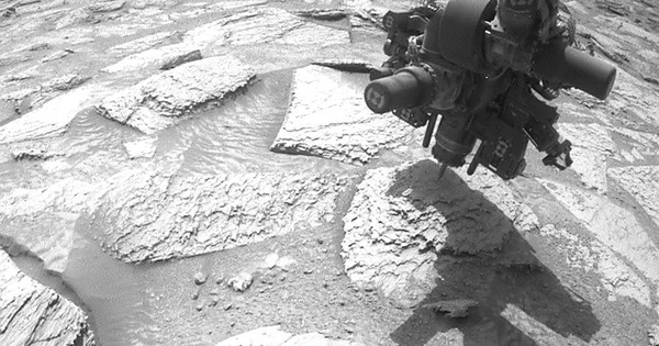 Robot săn sự sống NASA bất ngờ bị “níu tay” trên Sao Hỏa