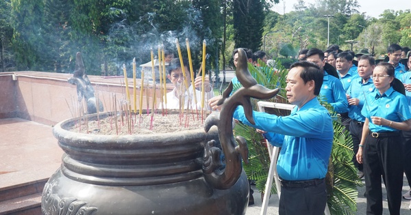 Đoàn viên, cán bộ Công đoàn tiêu biểu dâng hương tưởng nhớ các anh hùng liệt sĩ tại Côn Đảo