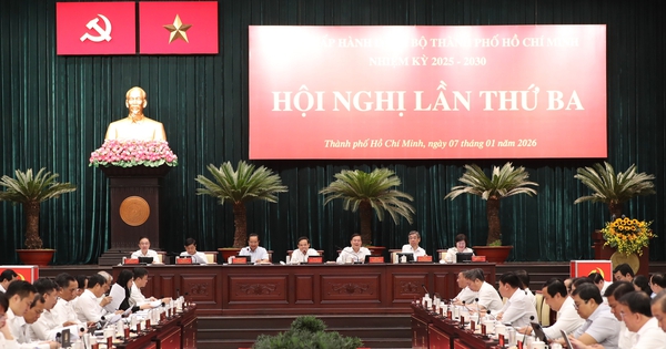 Thành ủy TPHCM ra "mệnh lệnh tăng trưởng 2 con số" cho toàn hệ thống