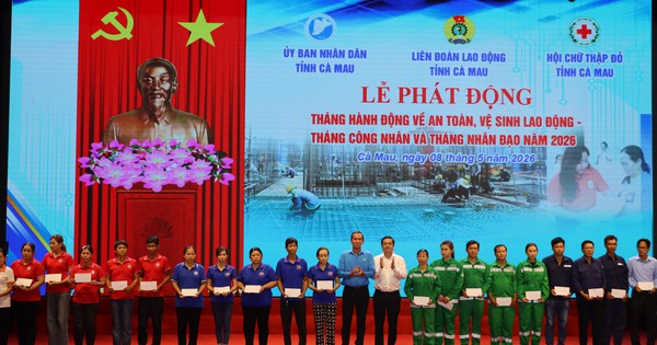 Hàng trăm phần quà tiếp sức công nhân nghèo ở Cà Mau