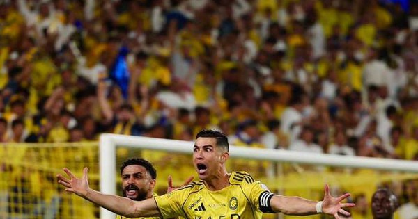Ronaldo làm nên điều chưa từng có trong lịch sử