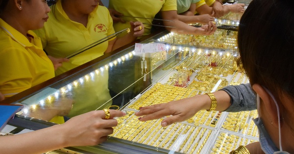Giá vàng hôm nay 9-5: Tiếp tục sụt giảm