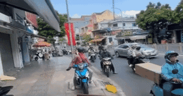Nhiều người đi xe máy ngã sõng soài trên đường do mỡ bò
