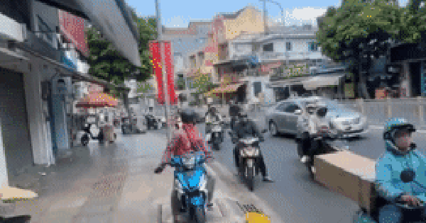 Nhiều người đi xe máy ngã sõng soài trên đường do mỡ bò