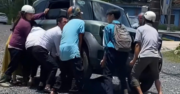 Khoảnh khắc người dân hợp sức nâng ô tô, cứu nữ sinh mắc kẹt dưới gầm